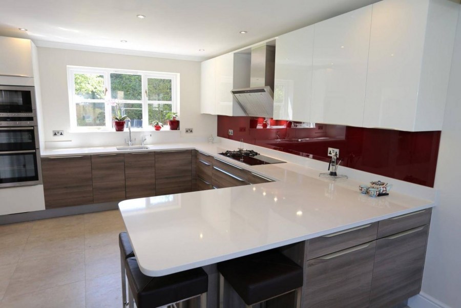 Белая столешница на кухне