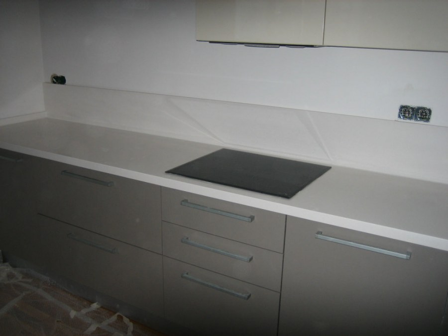 Белая кухня со столешницей из искусственного камня