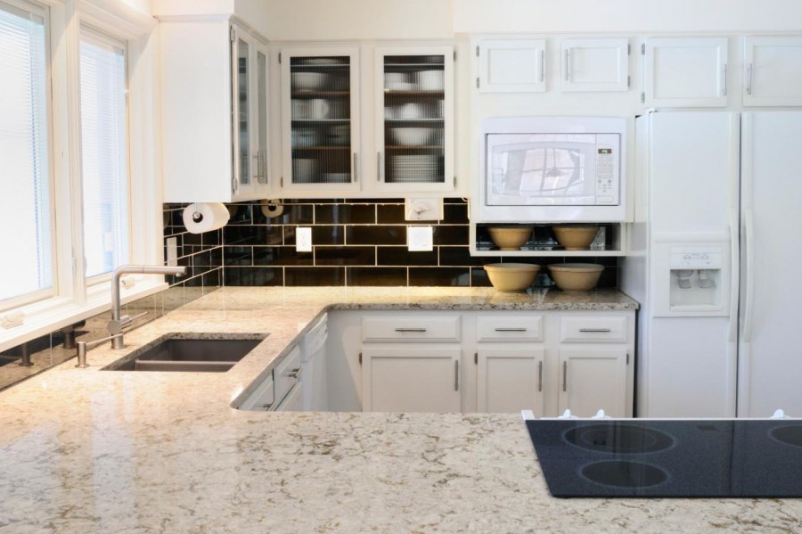 Белая кухня с каменной столешницей