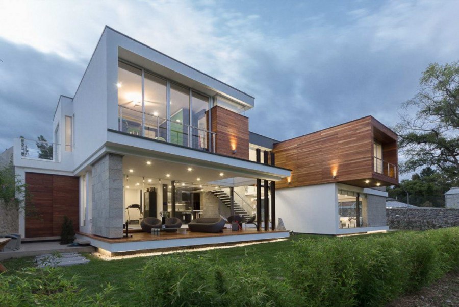 Современный загородный дом с панорамными окнами