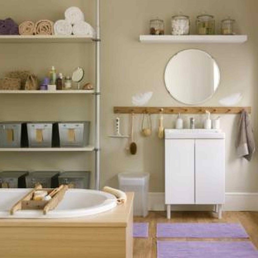 Интерьер ванной комнаты с полочками