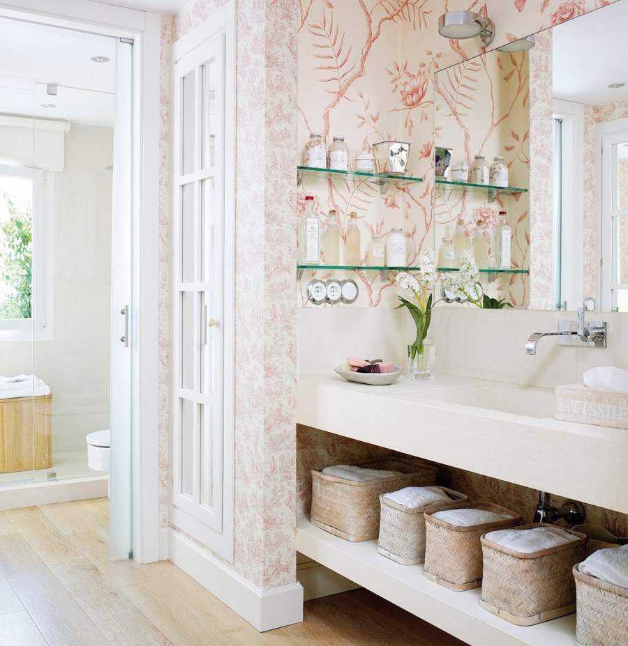 Интерьер ванной комнаты с полочками