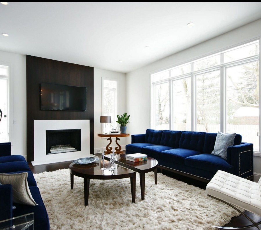 Гостиная с темно синим диваном