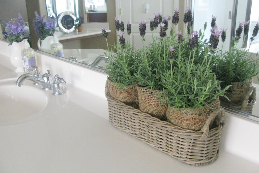 Искусственные цветы в ванной комнате для декора