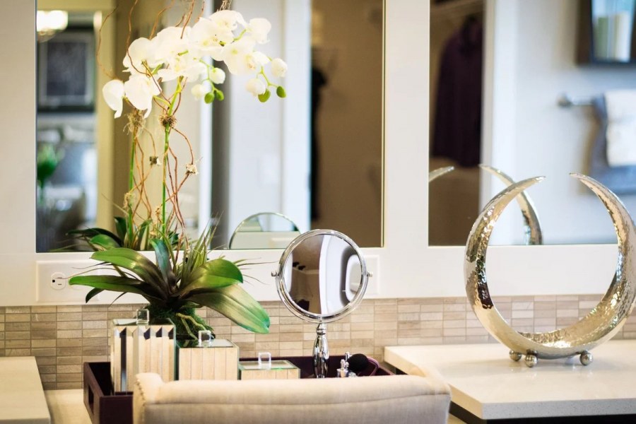 Искусственные цветы в ванной