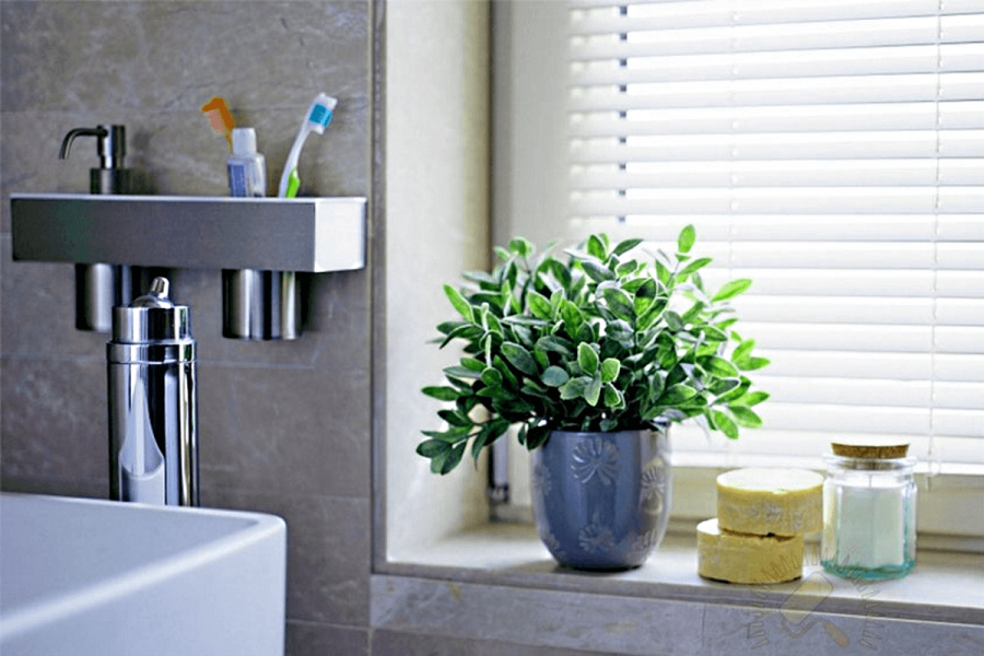 Искусственные растения в ванной