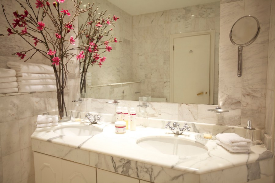 Украшение интерьера ванной искусственными цветами