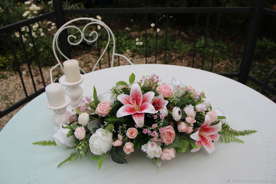 Искусственные цветы в ванной