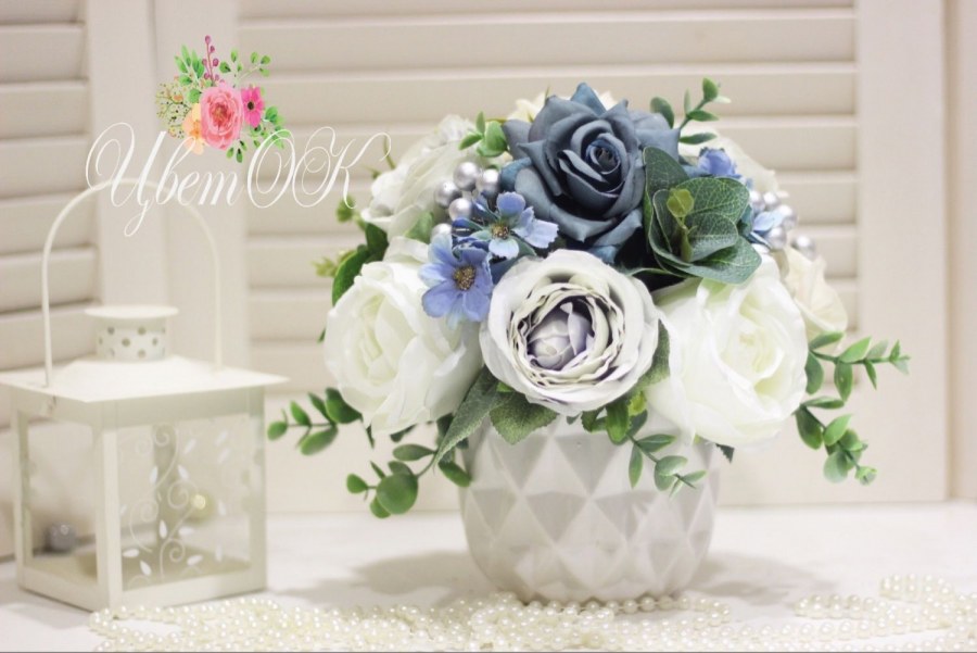 Искусственные цветы в ванной