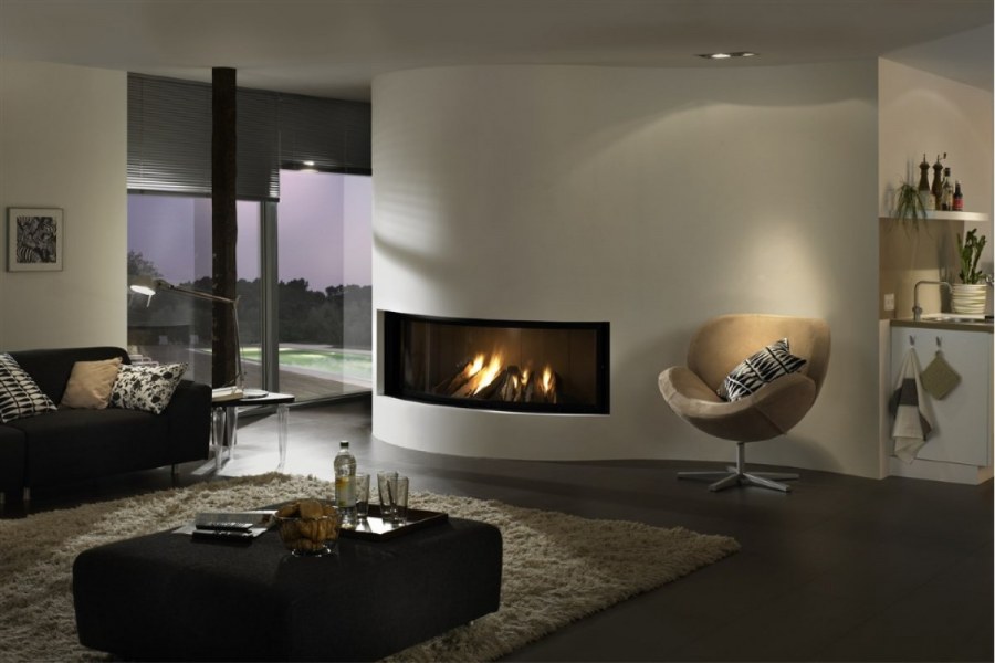 Современная гостиная с камином