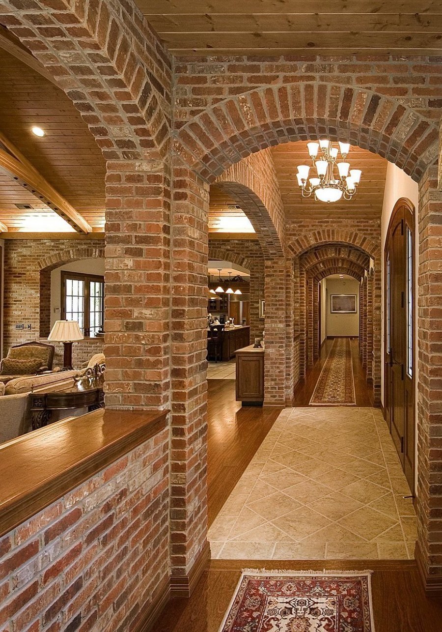 Кирпичный дом внутри