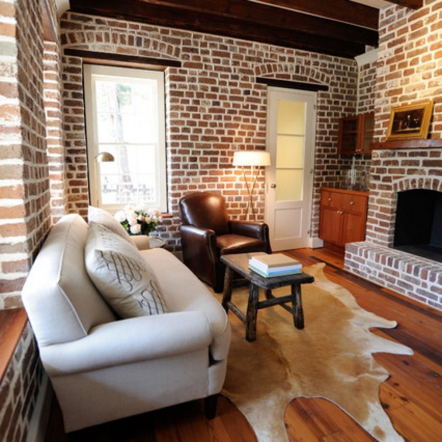 Гостиная с кирпичной стеной