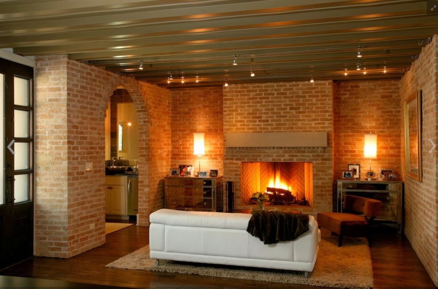 Гостиная с камином из кирпича