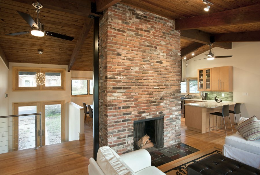 Интерьер из кирпича и дерева