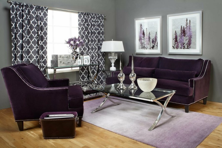 Фиолетовый диван в интерьере