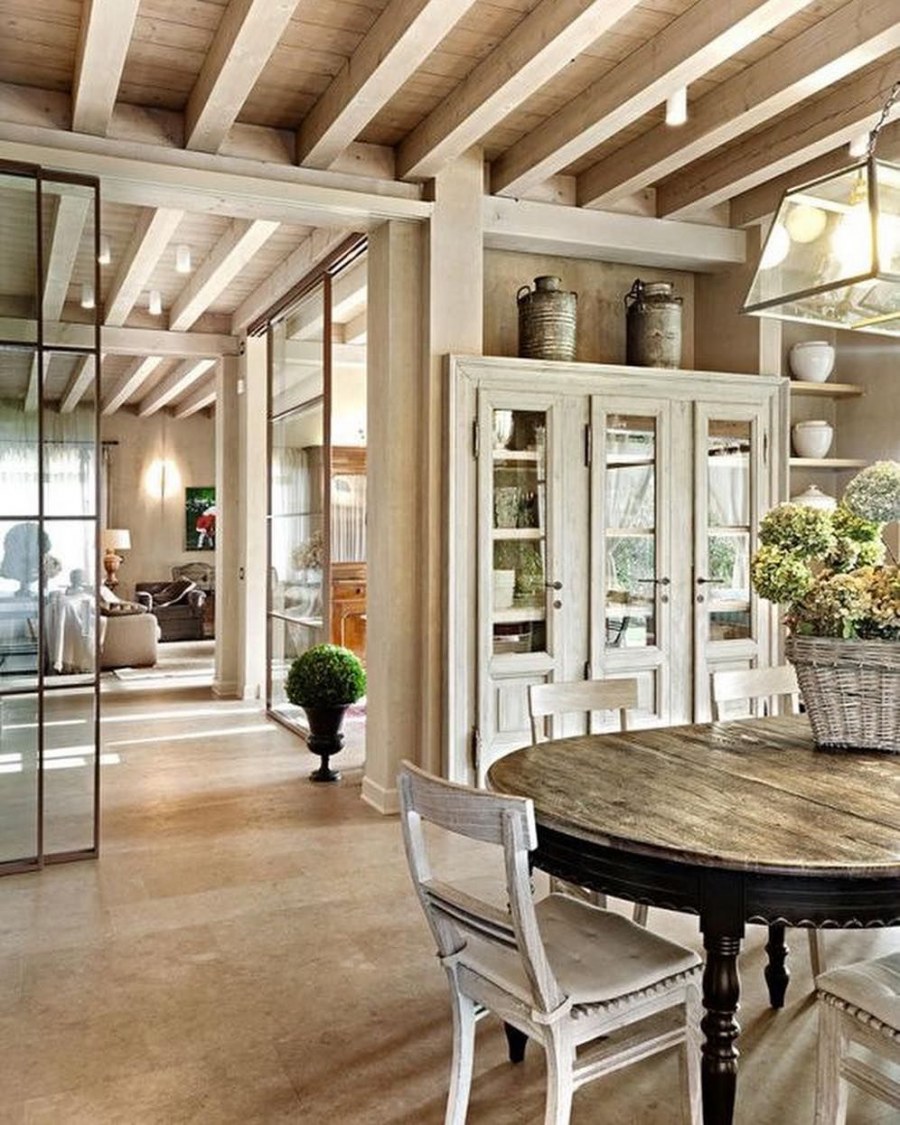 Интерьер с деревянными балками