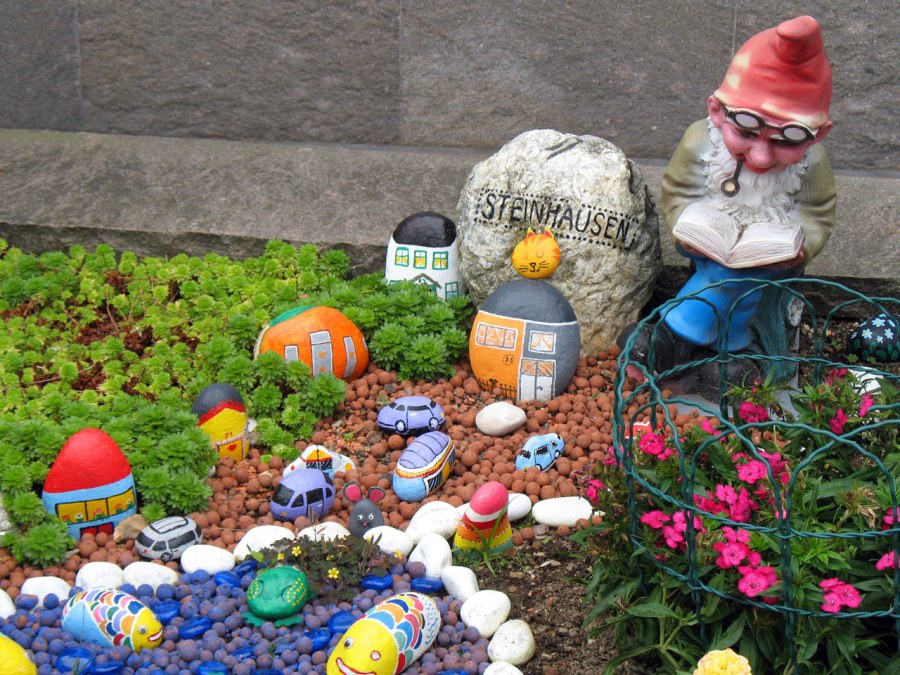 Украшение сада фигурками