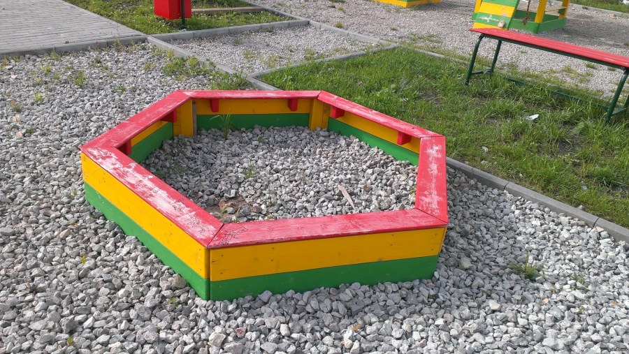 Галька на детской площадке