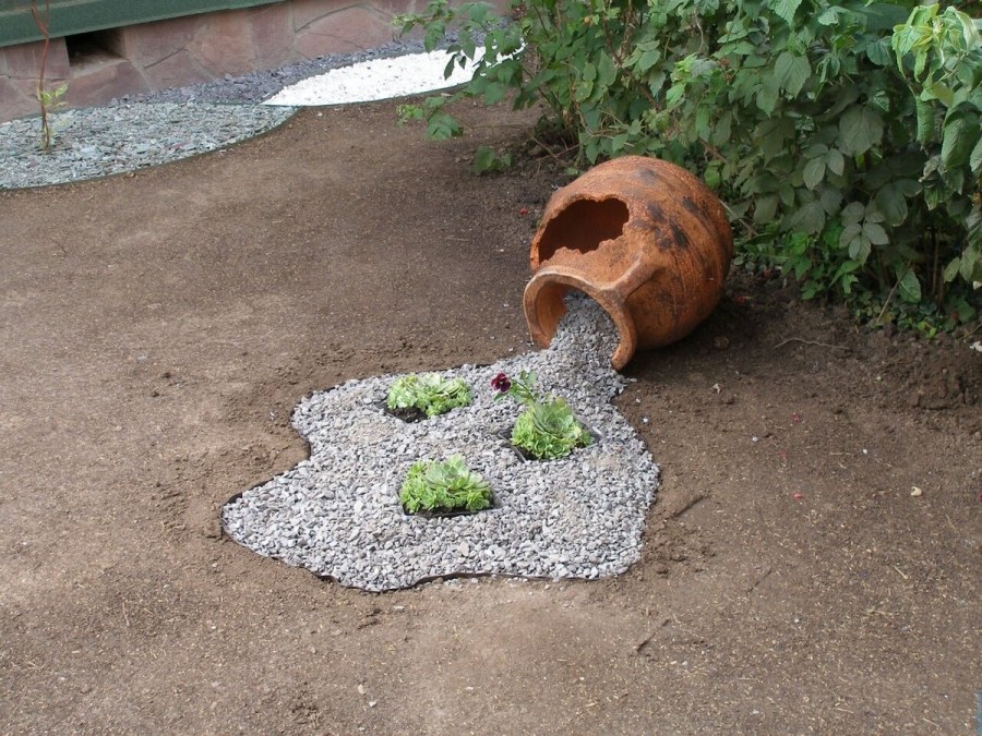 Клумба с кувшином