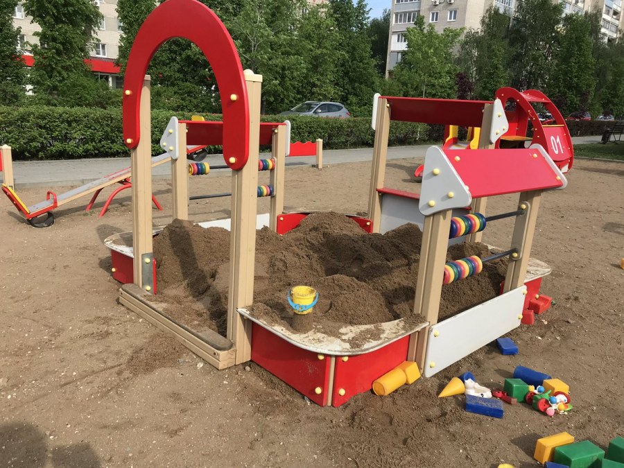 Детская площадка на песке