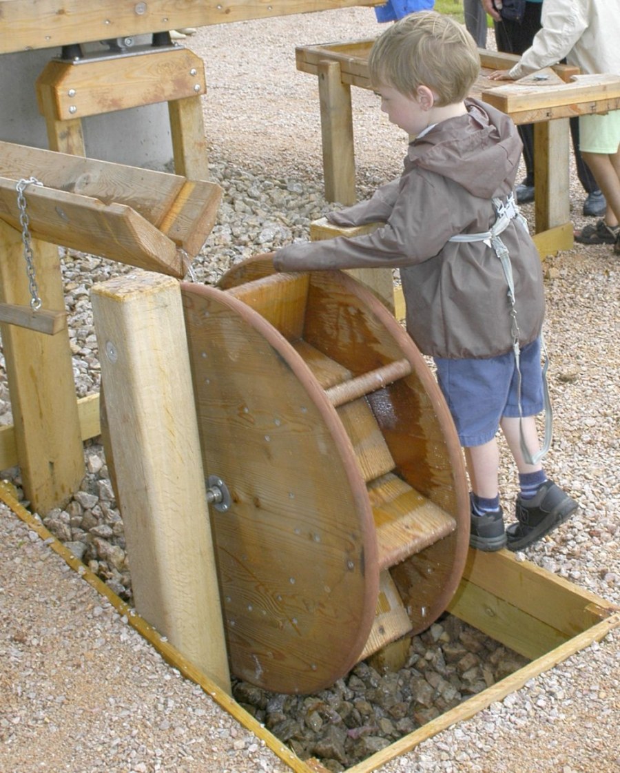 Детская площадка с камнями