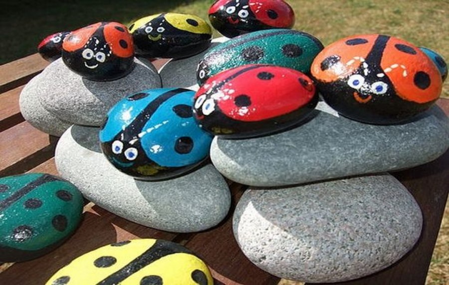 Поделка из гальки насекомые
