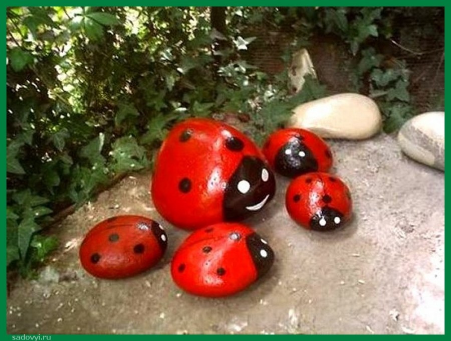 Божья коровка из камня для сада