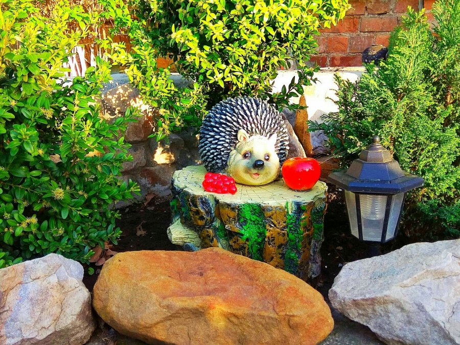 Фигурки садовые ежики в интерьере сада