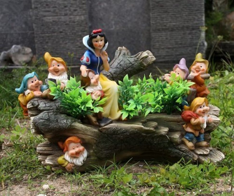 Садовые фигуры в саду