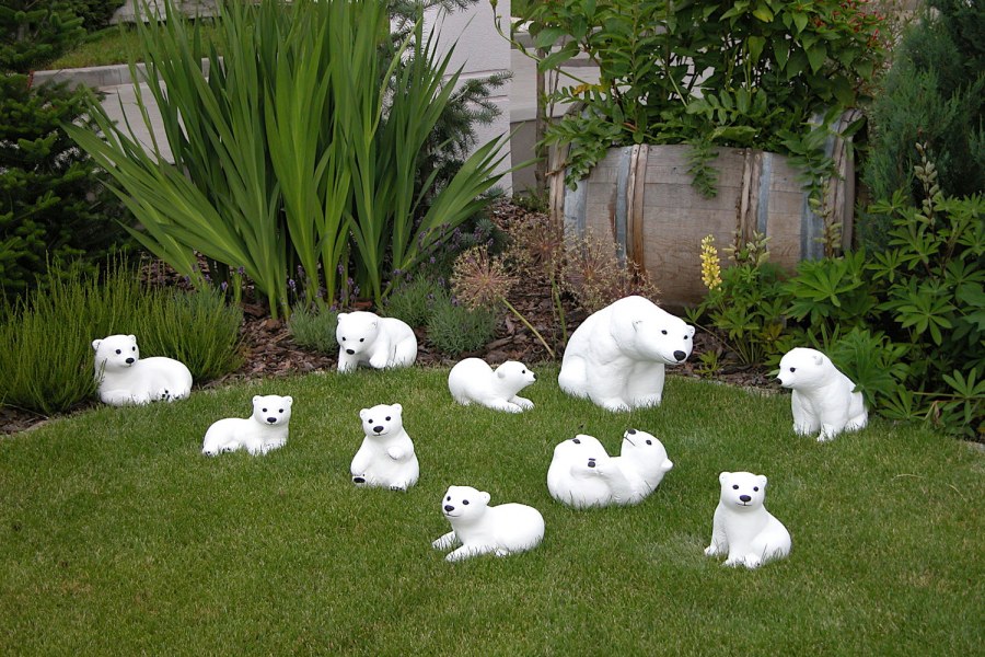 Садовые фигуры в саду