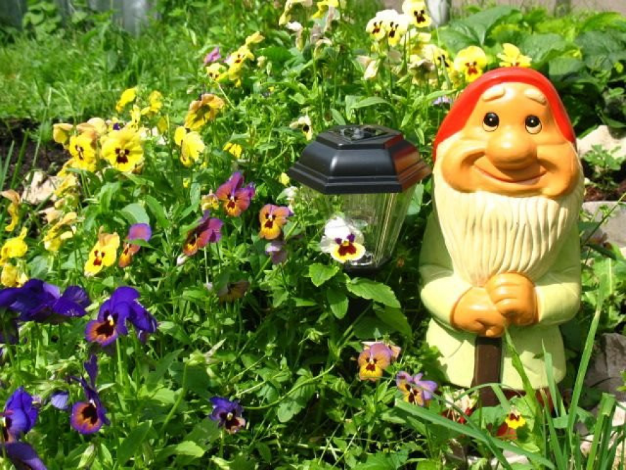 Садовые фигурки в саду цветнике