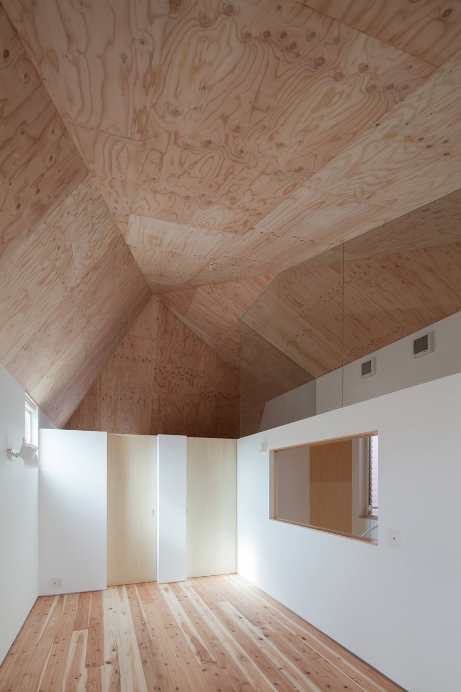 Потолок мансарды из фанеры