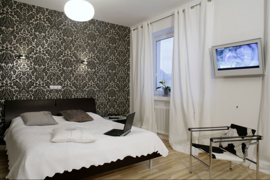 Выделение зон обоями в спальне