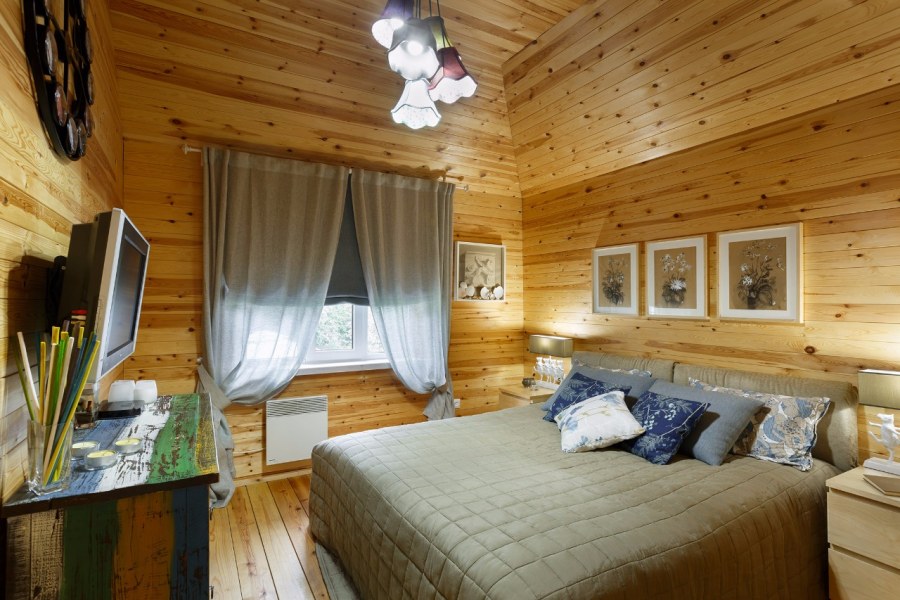 Гостиная в коттедже с камином