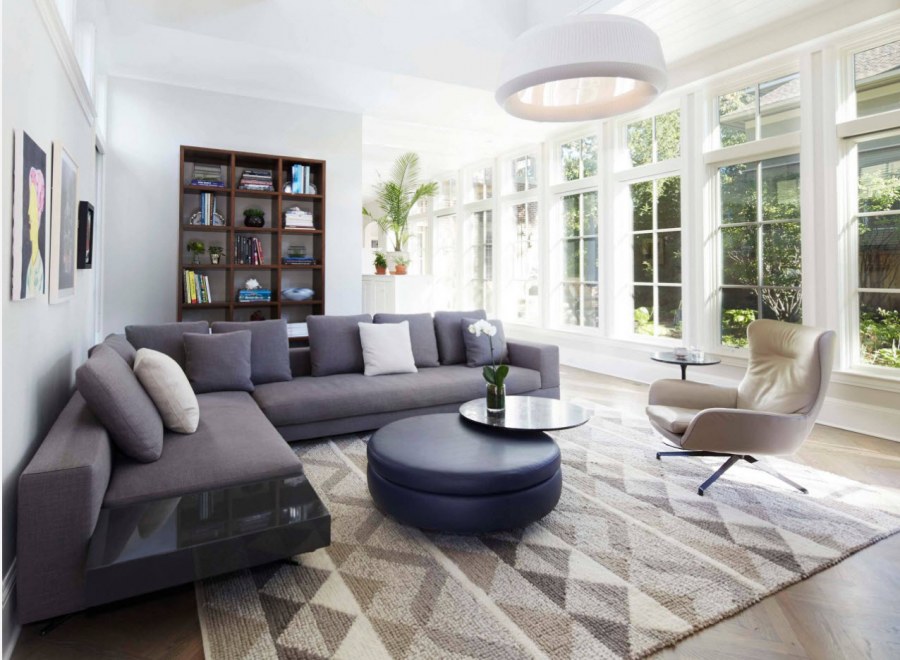 Интерьер с большим диваном