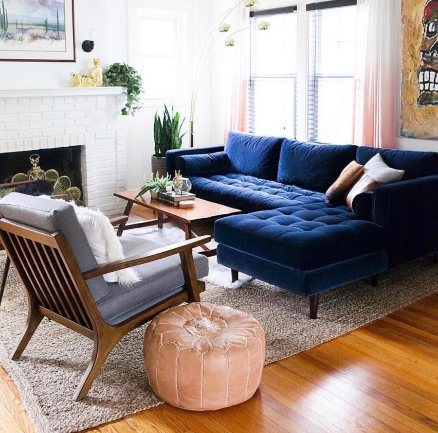 Гостиная с диваном и креслом