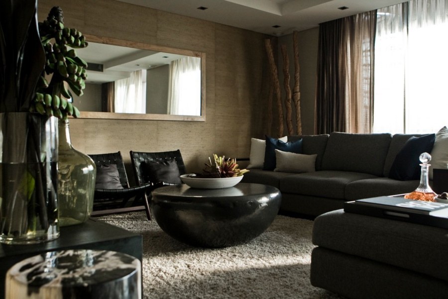 Большая гостиная в темных тонах