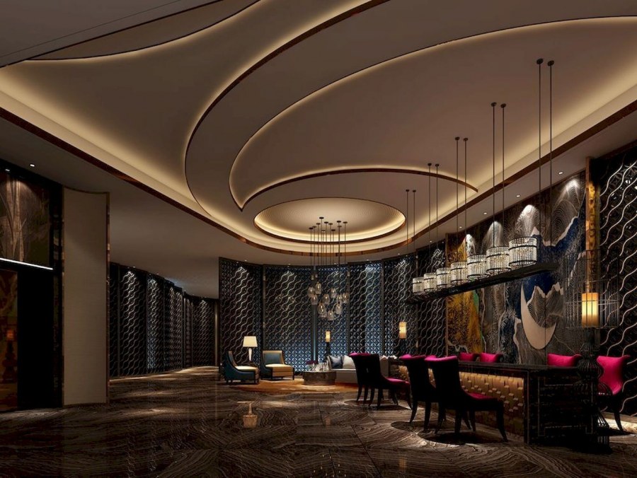 Потолок в холле отеля