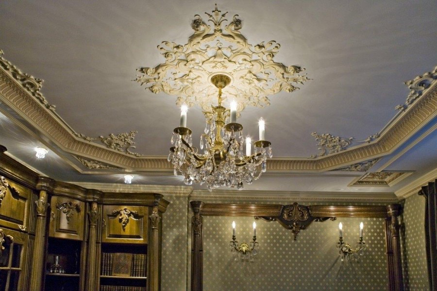 Натяжной потолок с лепниной