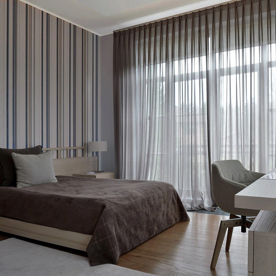 Шторы в полоску в интерьере спальни