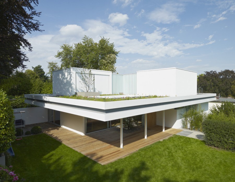 Стеклянный дом с плоской крышей