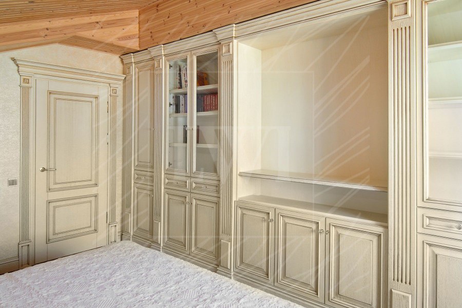 Шкаф классика из массива