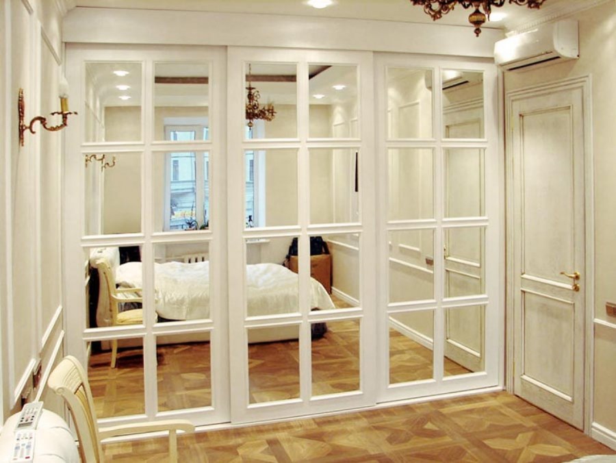 Встроенные классические шкафы