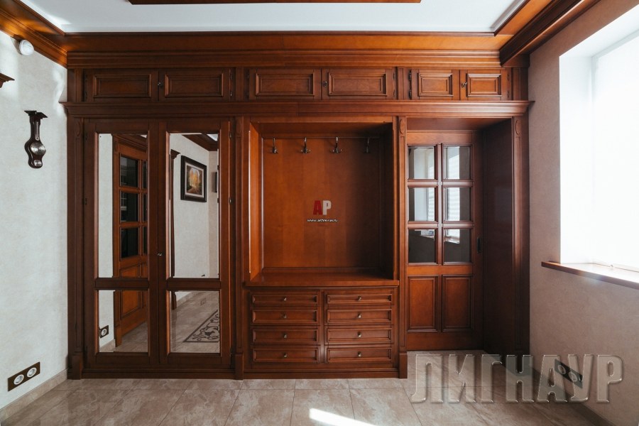 Встроенная мебель из массива дерева