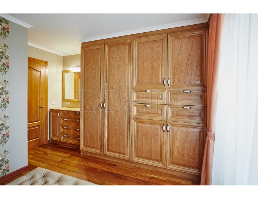 Шкаф с деревянными фасадами