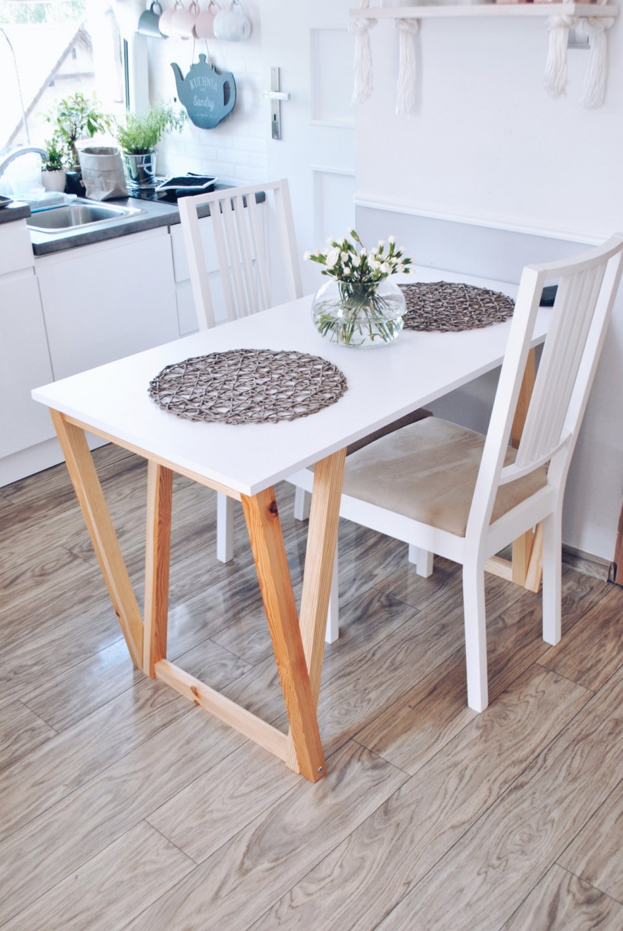 Столик в скандинавском стиле