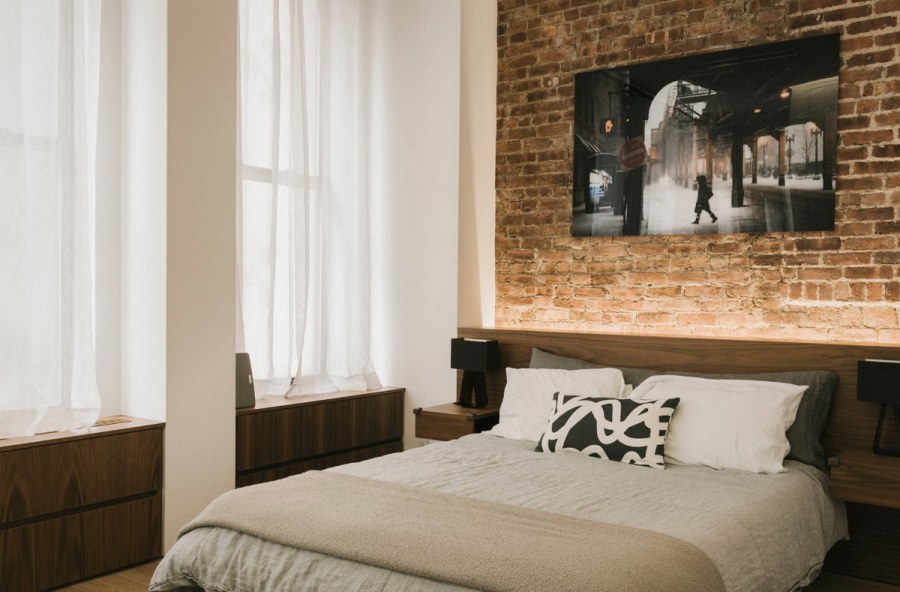 Кирпичная стена в спальне