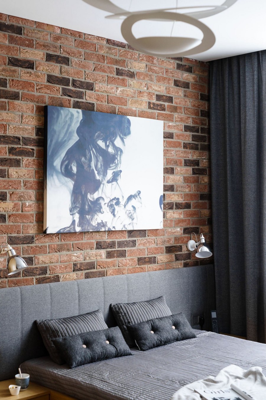 Декоративный кирпич в интерьере спальни