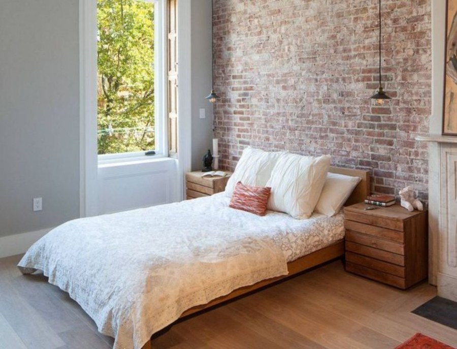 Кирпичная стена в спальне