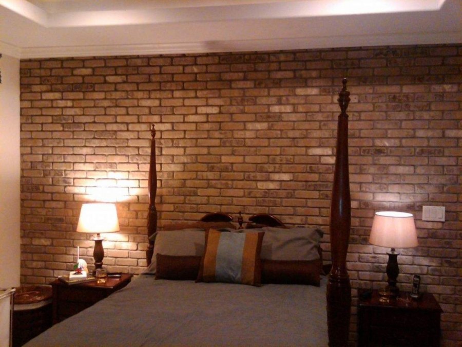 Декоративный камень для внутренней отделки в спальне